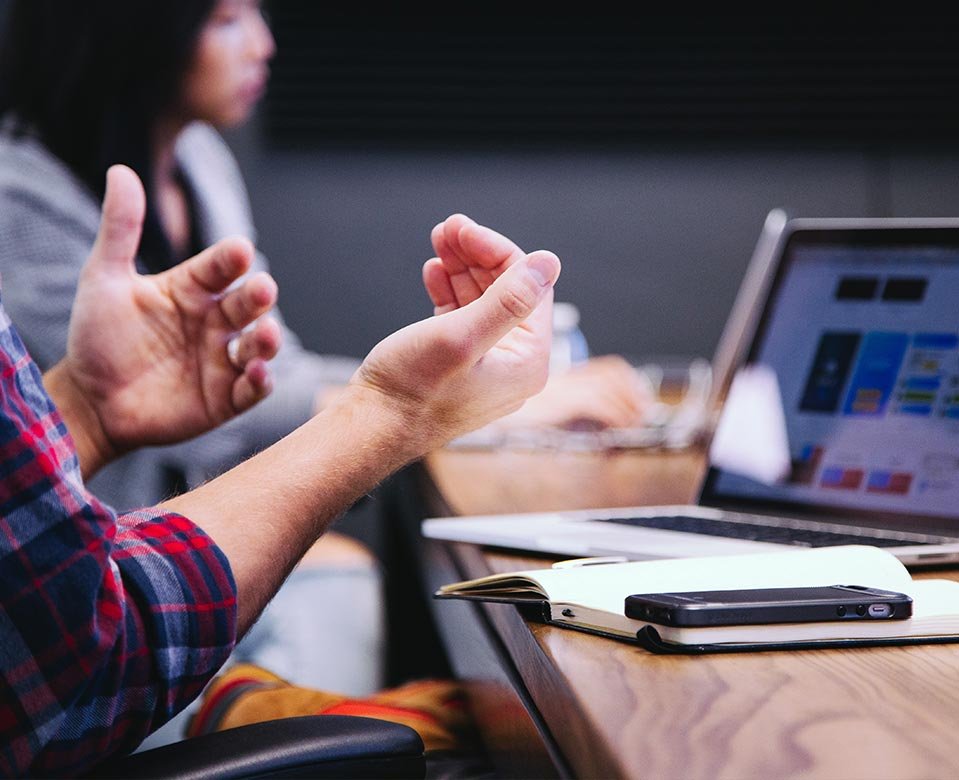 dos personas trabajando en la inmobiliaria