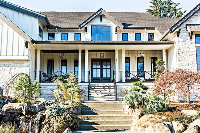 casa de tres alturas con gran porche