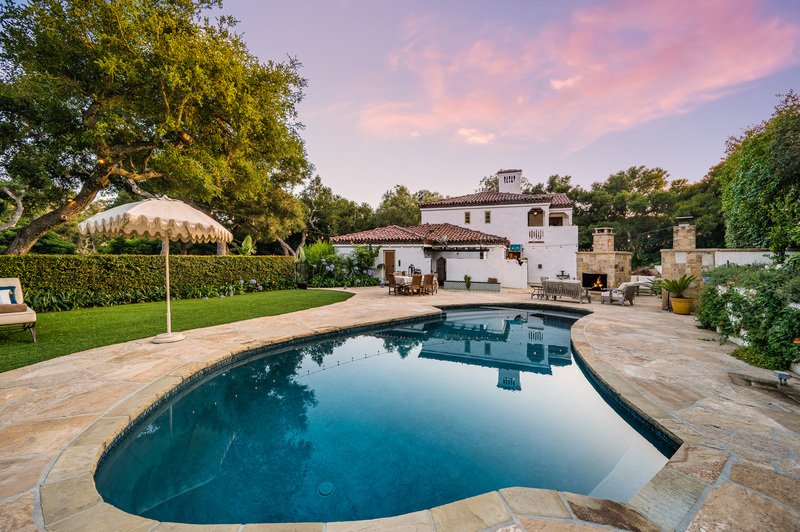 gran piscina en el jardín trasero de una casa