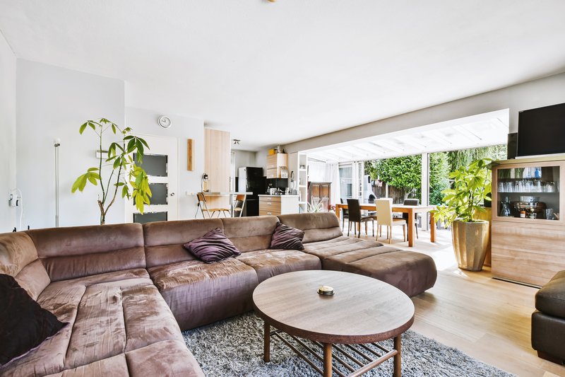 moderno salon con un amplio sofa